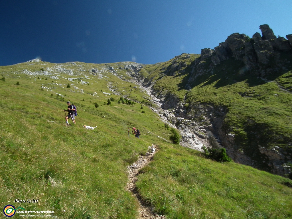 12 saliamo la ripida Val Carnera.JPG